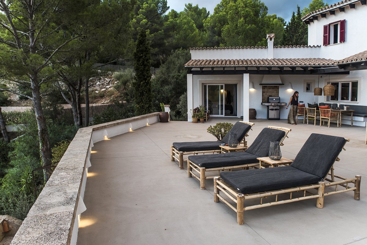Vila Son Font is a beautiful rental home in Mallorca furnished with bamboo lounge furniture and dining area furniture