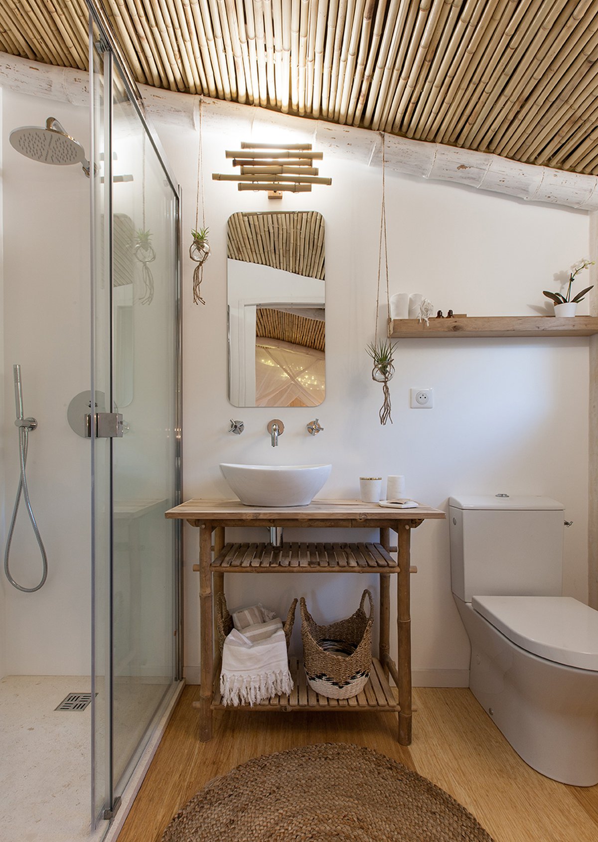 CABANE & SPA PELLA ROCA a small and cozy hotel in France. Bathroom decorated with Bamboo furniture