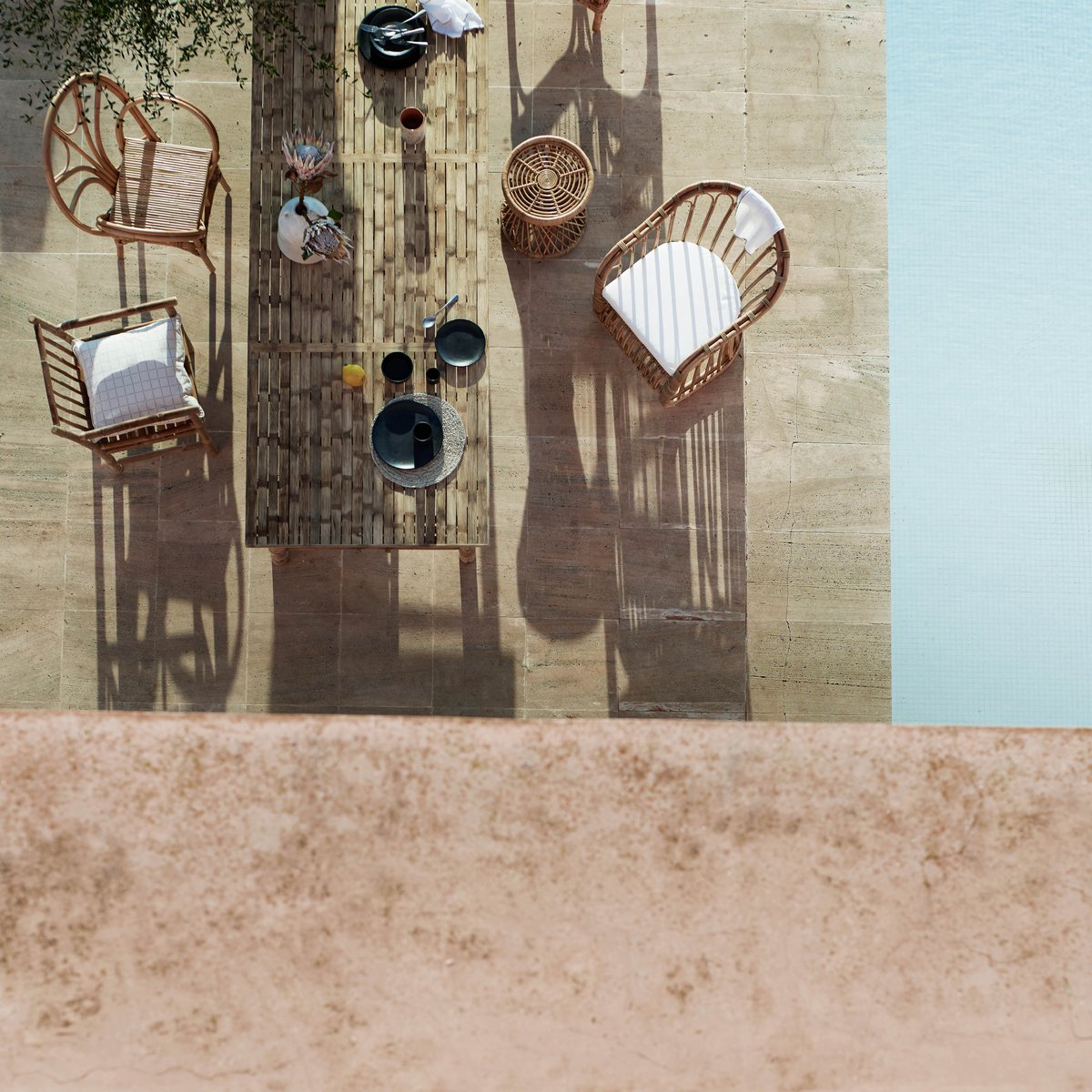 kvadratisk bord stole.jpg