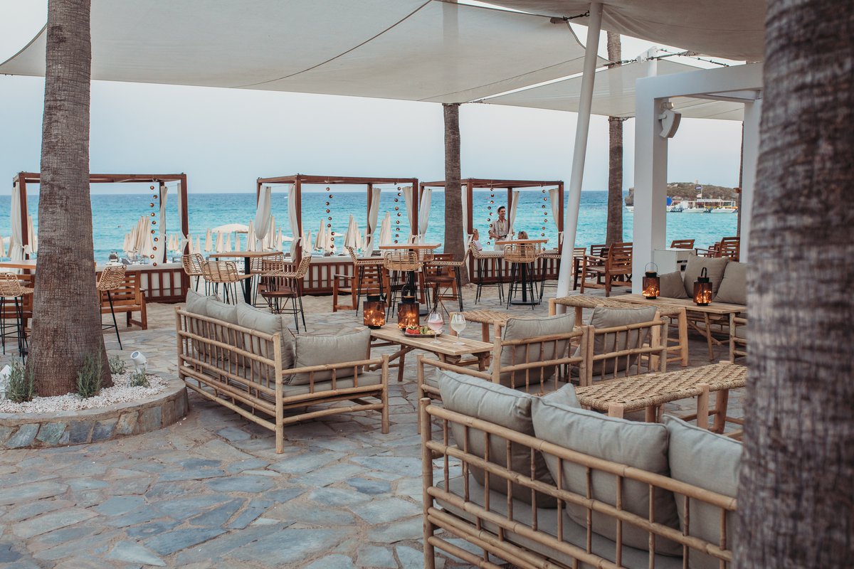 Tine k Home bambus møbler på Isola Beach bar på Cypern