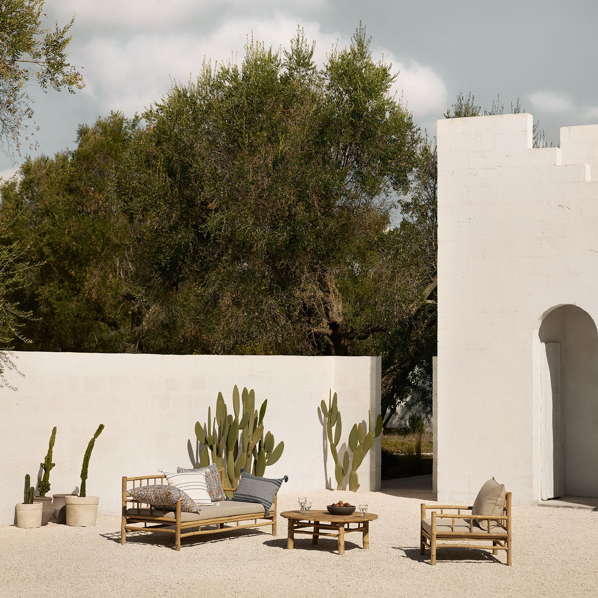 EVER_BAMCOUCH-SAND_BAMCHAIRICA-SAND_BAMTABO140X45_EVERIKAT50-BLUE_CLAYPOT2Z-L-WHITE.jpg
