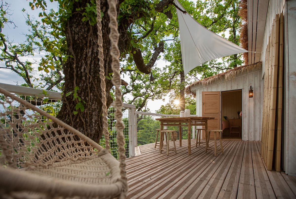 CABANE & SPA PELLA ROCA a small and cozy hotel in France decorated with Bamboo furniture