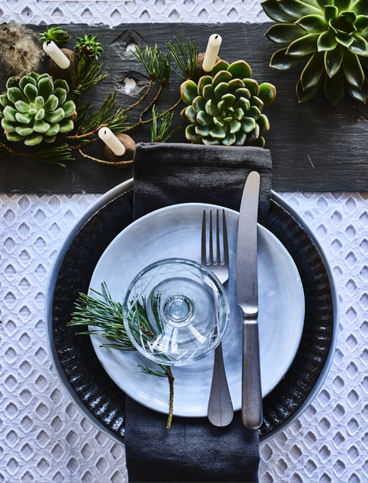 Table setting in warm Nordic style created by Pernille Albers and Nick Degn Fotografi for Mad&Bolig