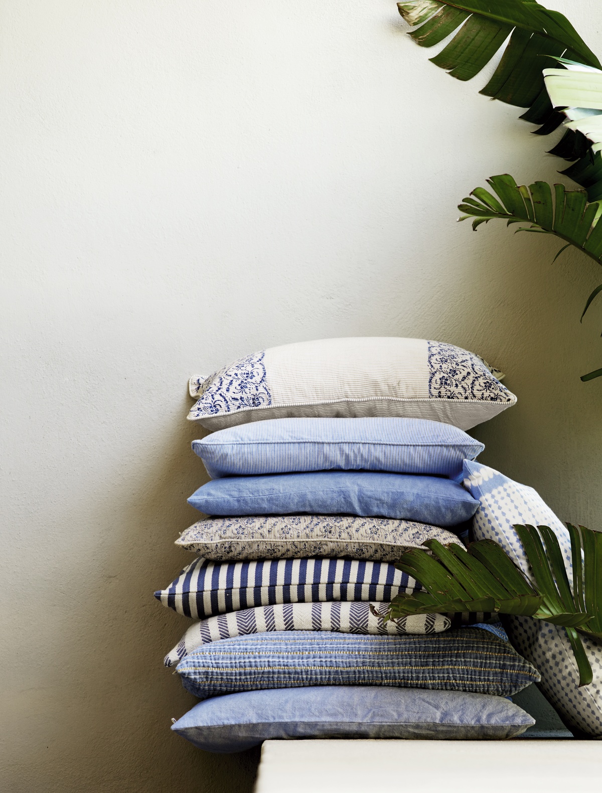 tinekhome blue cushions for a spring and summer feeling