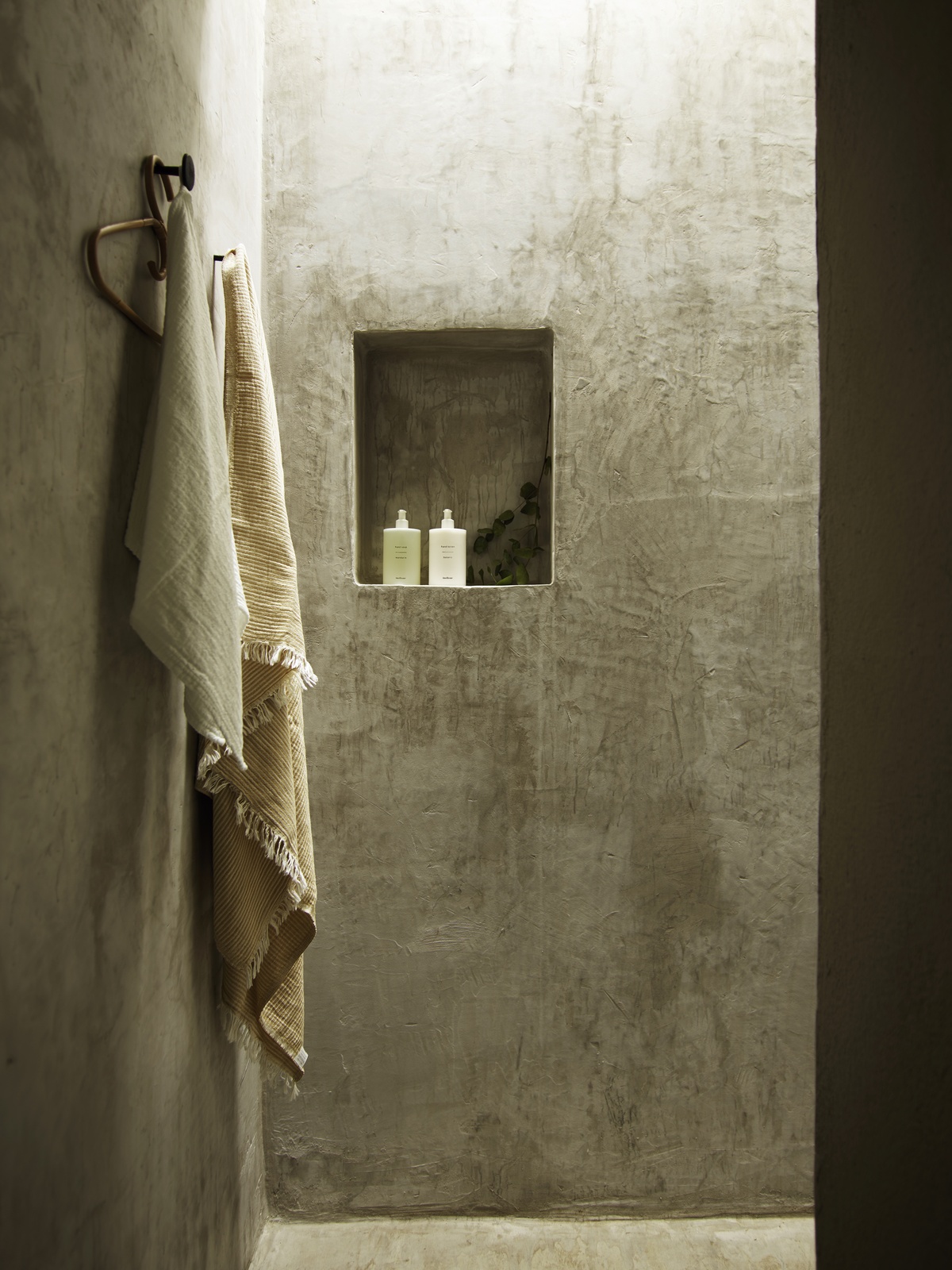 TOWELBEACH-CU_TOWELFEEL-WH_HANDSOAP_HANDLOTION_PALMAHANGER.jpg