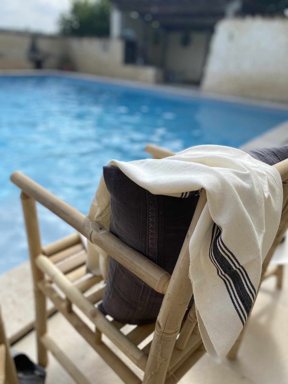 Bambus stol med grå hynde fra Tine k home