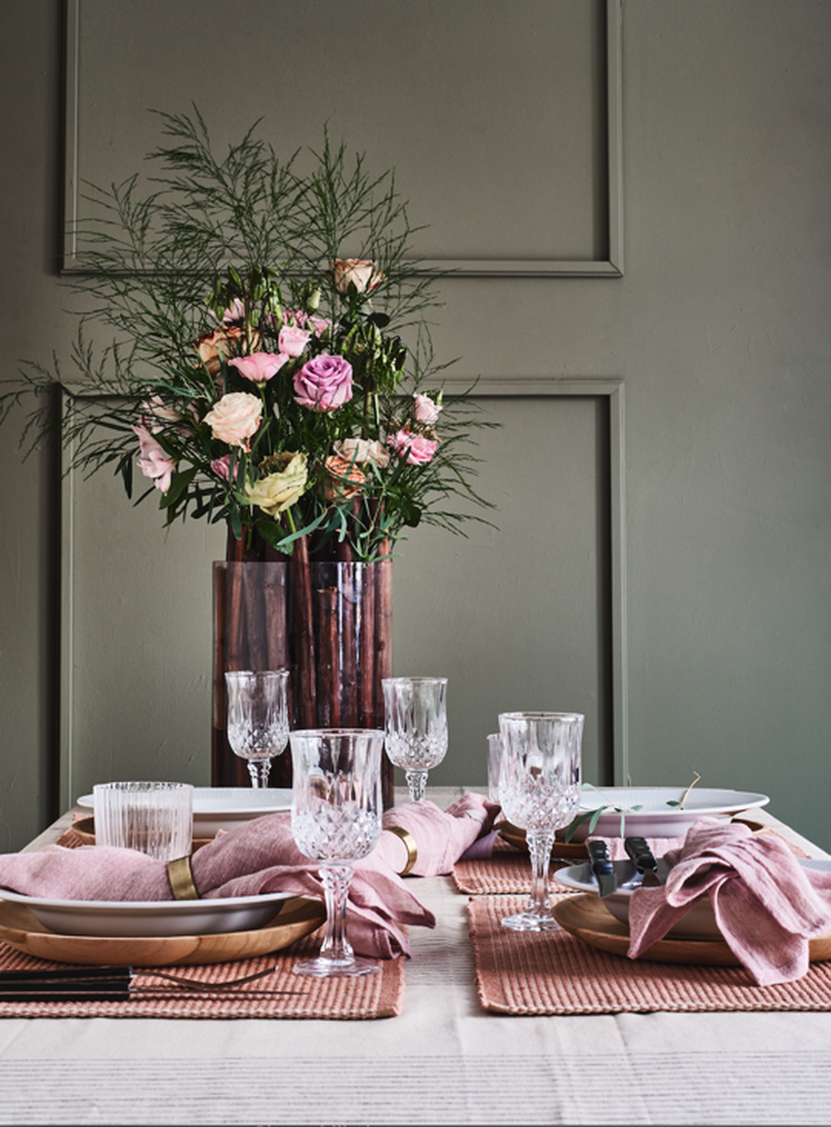 Table setting in warm Nordic style created by Pernille Albers and Nick Degn Fotografi for Mad&Bolig