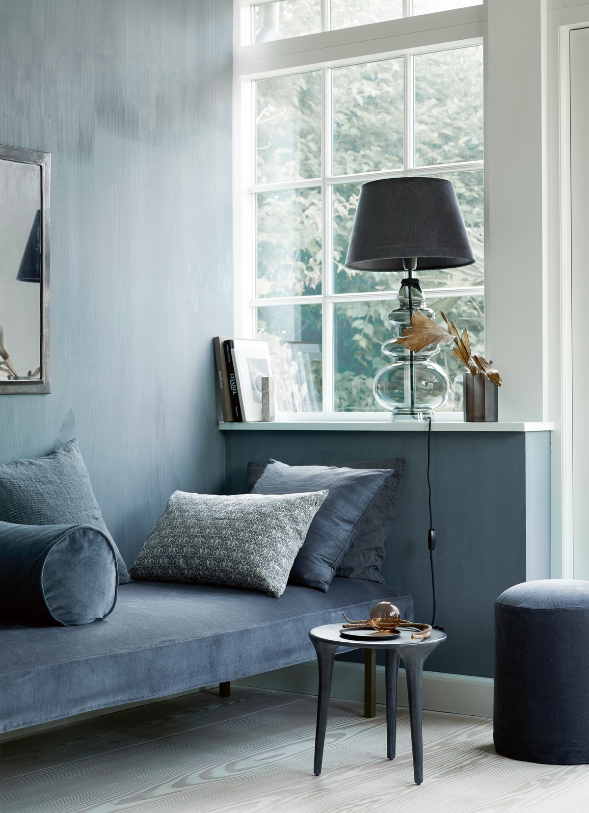 tinekhome FEEL Autumn 2018 2 DAYBEDVEL-NAVY_FEELTABLEO35-PH_DAYPUF35VEL-NAVY_LAMPCURVE-GR-PH_FALLVELO25-NAVY_FEELLIB40-NAVY.jpg