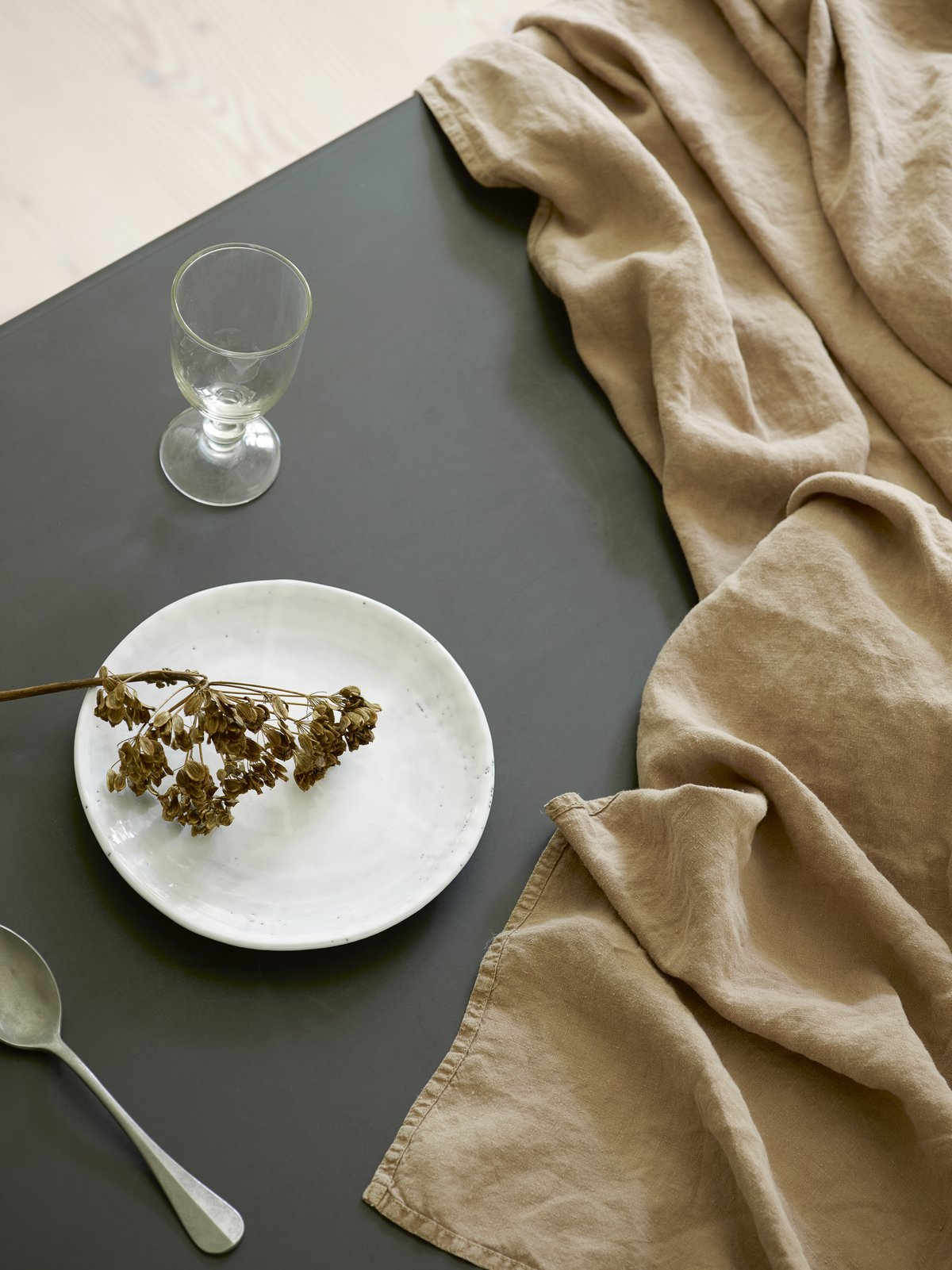 tinekhome FEEL Autumn 2018 DELIPLATEO23-WH GLWHITE TABLE190-IR LIN160X260-HONEY.jpg