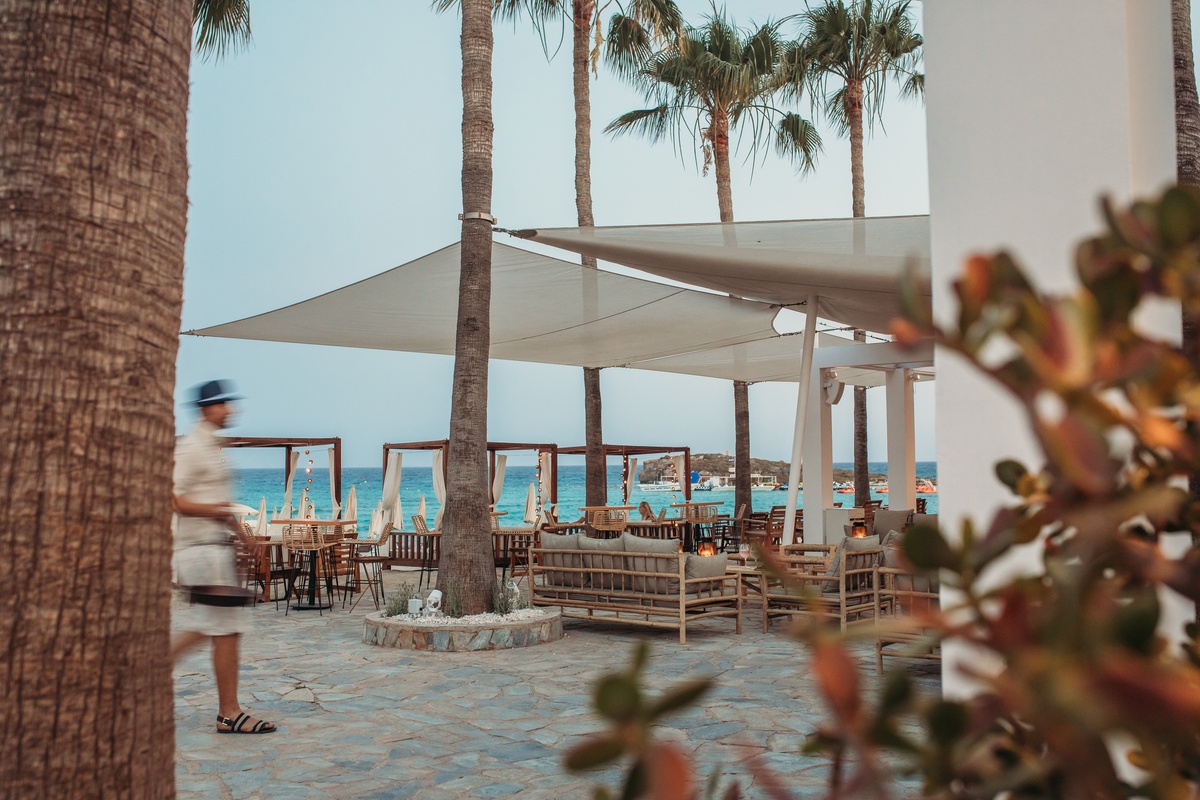 Bambus møbler fra Tine K Home på Isola Beach Bar på Cypern
