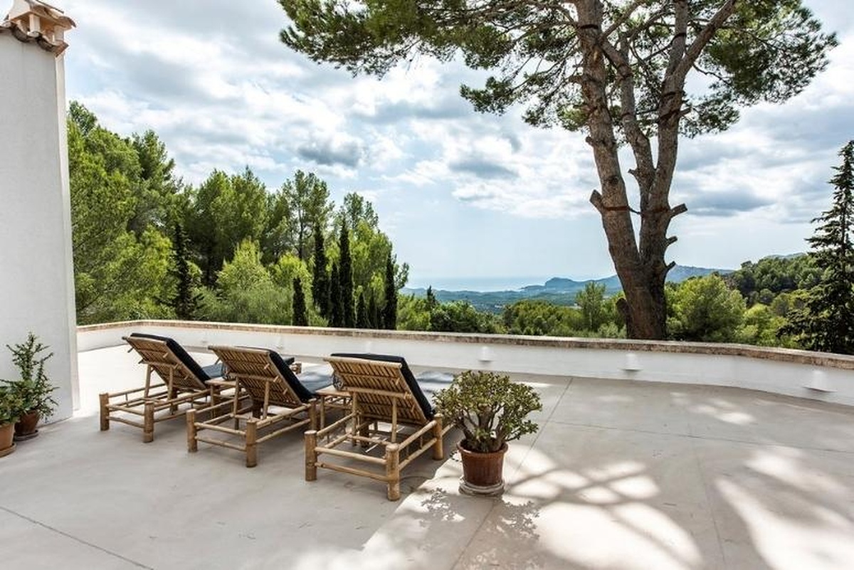 Bamboo lounge furniture and sunbeds at Vila son font in Mallorca