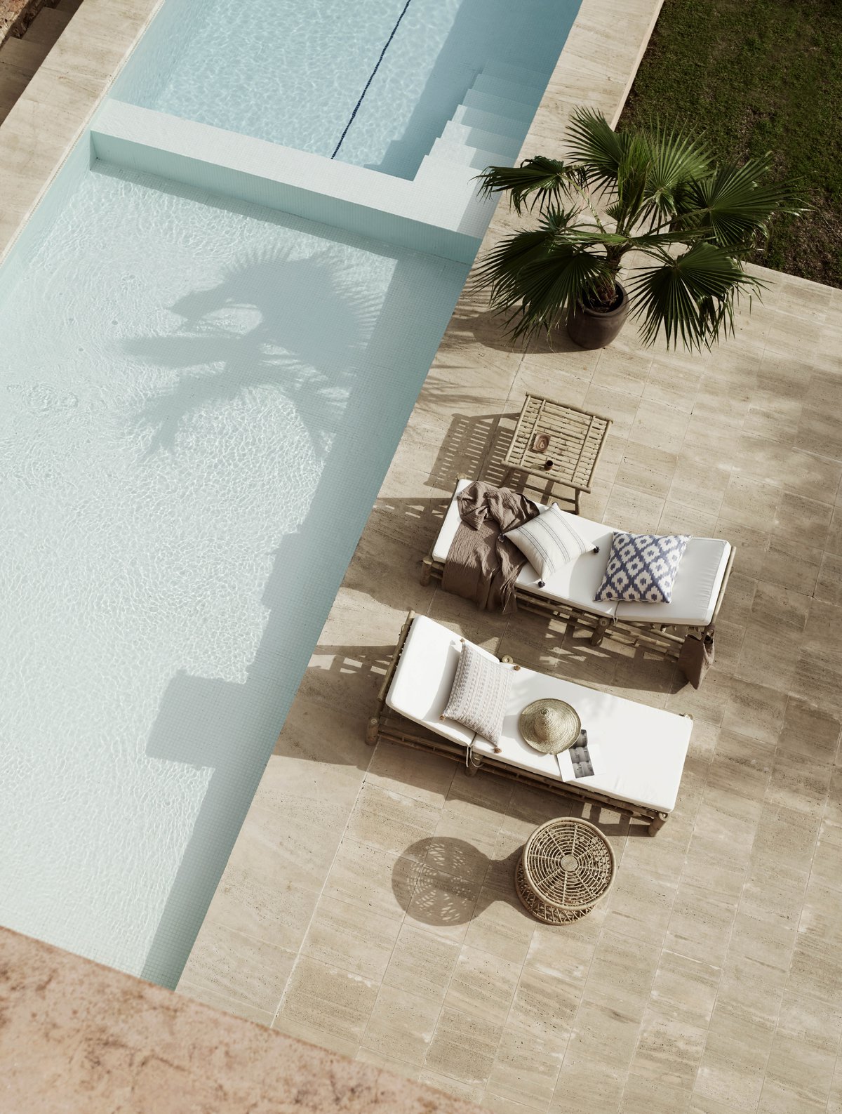 sunbeds and pool.jpg